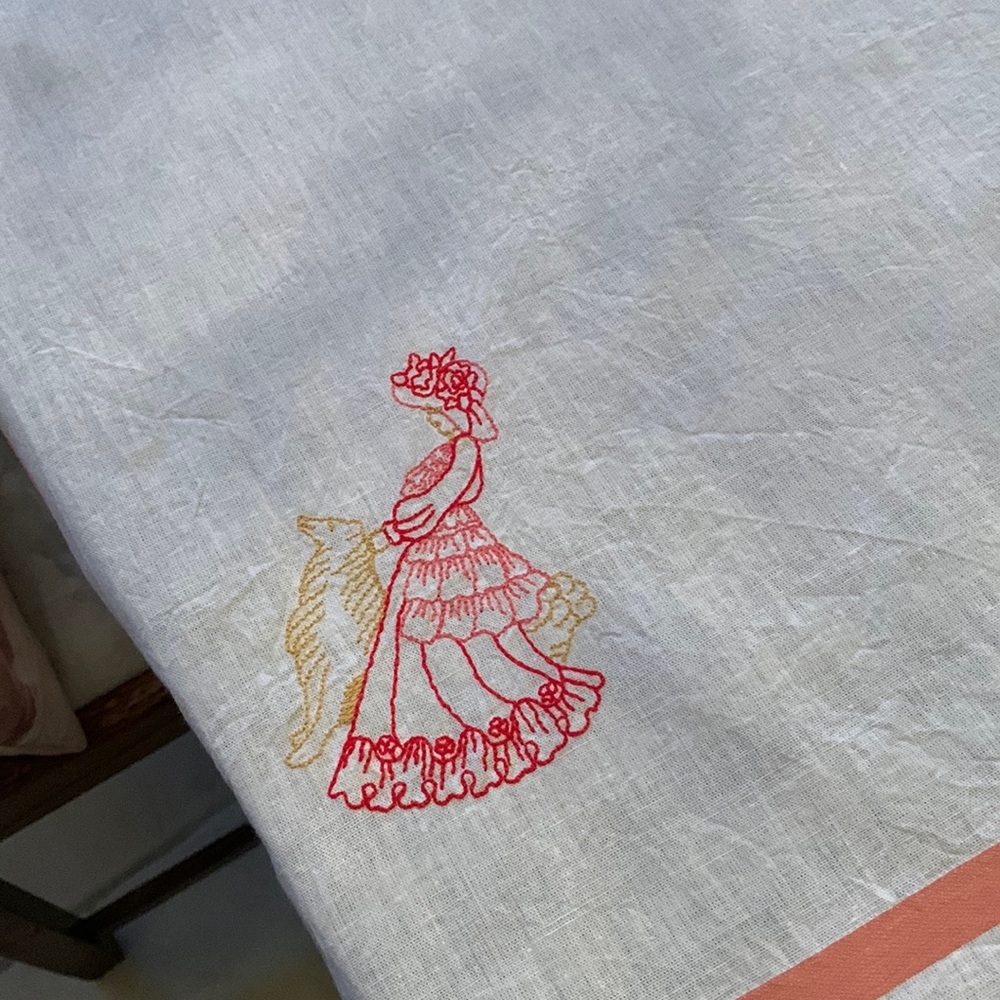 Vintage Tablecloth and Napkins Set - Picture 2 of 4